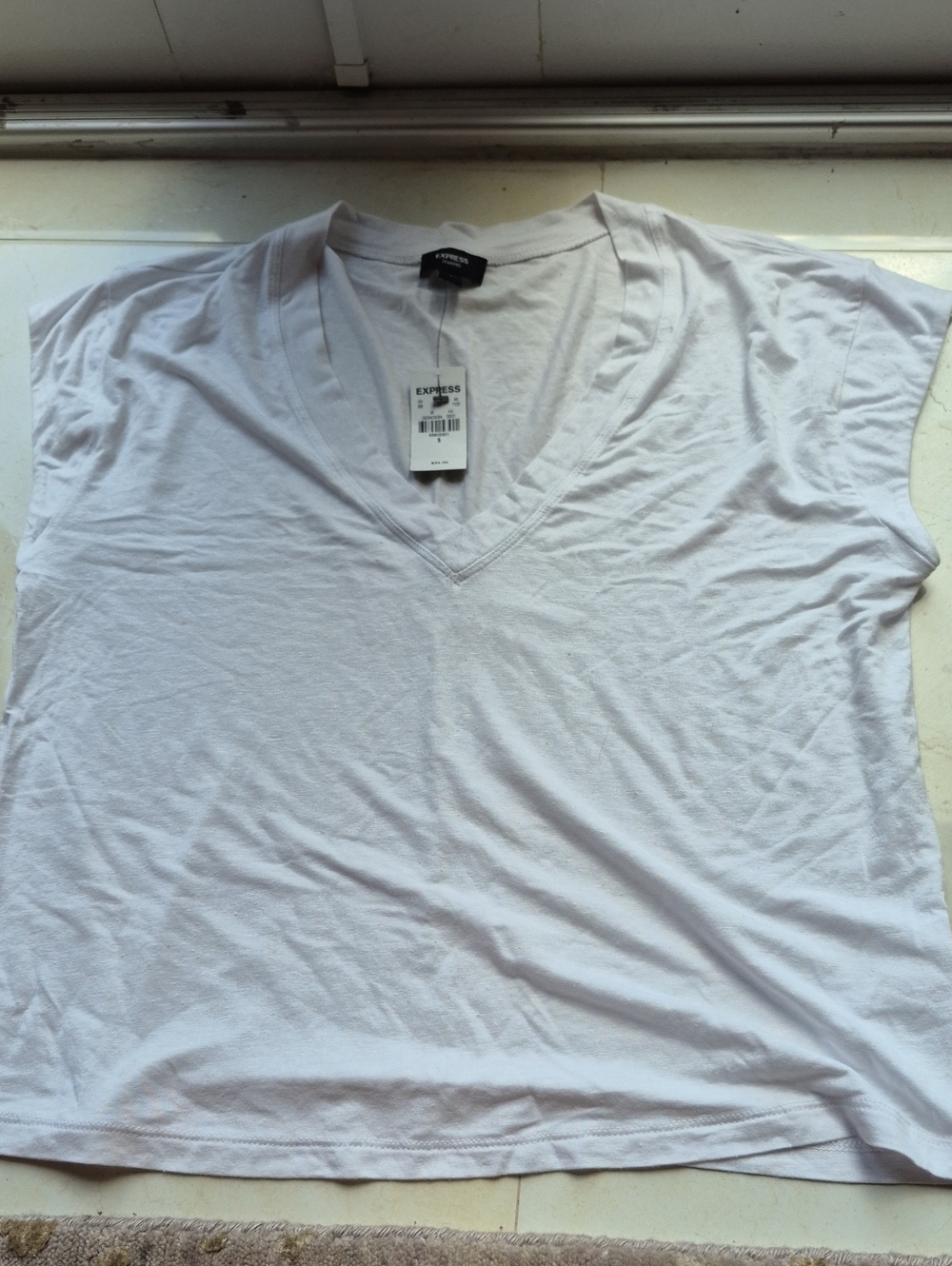 Express White V-Neck Short Sleeve Skimming Muscle Tee Small Nwt